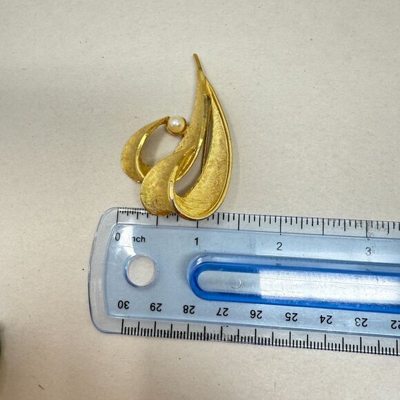 BSK Vintage Brooch MCM Mid-Century Classic Gold-Tone Faux‎ Pearl Signed - Picture 9 of 9